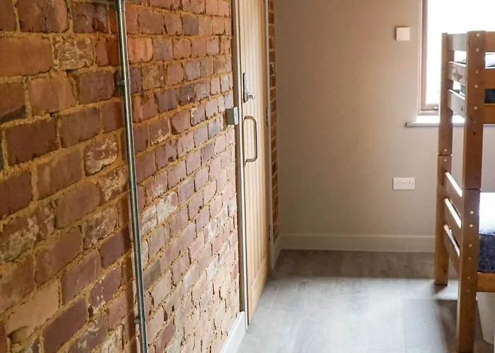 3 Peaks Bunkroom Settle