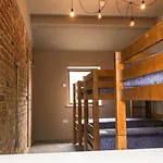 3 Peaks Bunkroom Settle