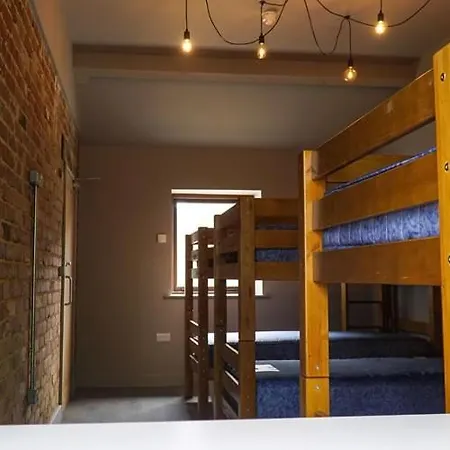 3 Peaks Bunkroom * Settle