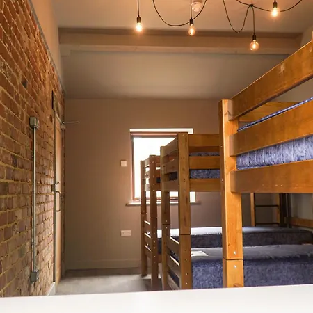 3 Peaks Bunkroom Settle